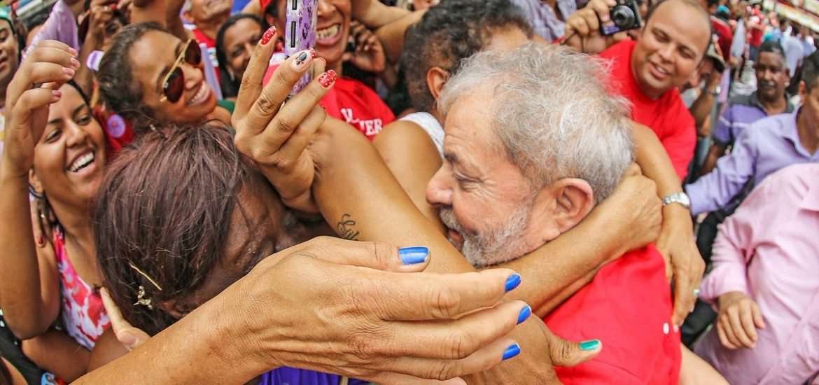 Resultado de imagem para Lula nos braÃ§os do povo