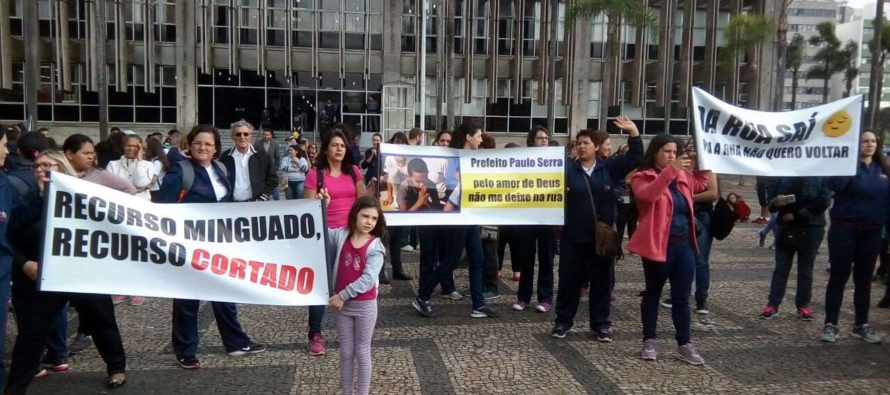 Entidades Assistenciais protestam contra corte de recursos promovido pelo governo Paulinho Serra (PSDB)