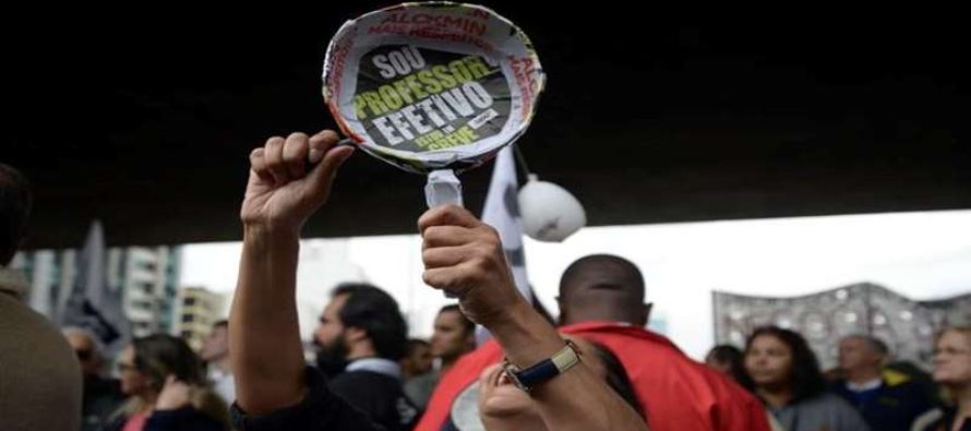 Professores em greve entram com novo recurso na Justiça para impedir corte de salários