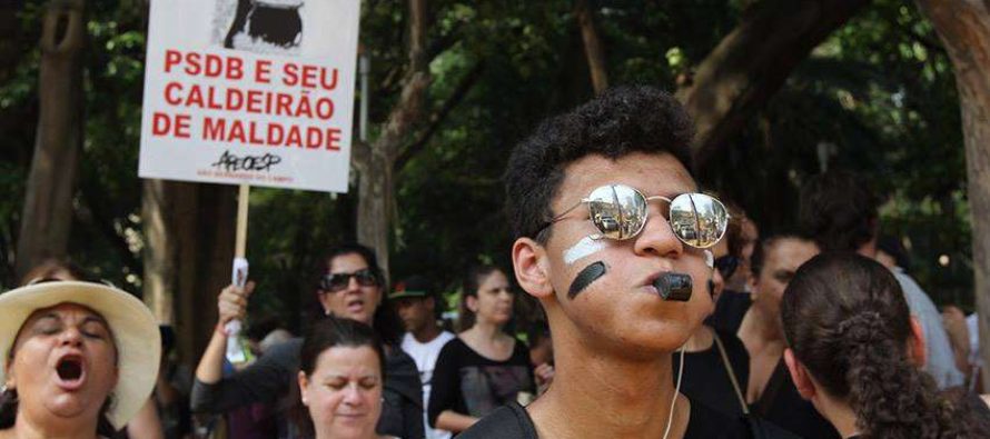 Manifestação contra reestruturação do ensino reúne 20 mil em SP