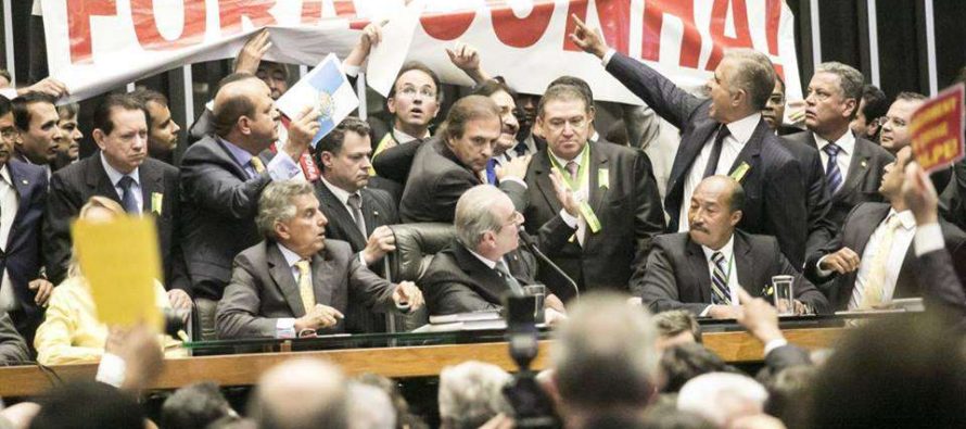 Votação do impeachment de Dilma vira piada no exterior