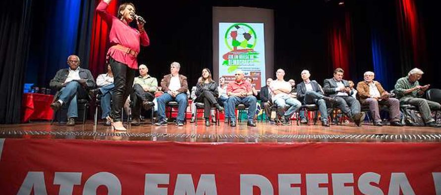 Ato suprapartidário em SP defende a democracia e o governo Dilma