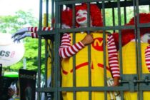 Em ato, trabalhadores denunciam abusos da rede McDonalds