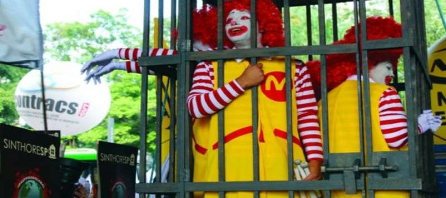 Em ato, trabalhadores denunciam abusos da rede McDonalds