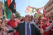 Nos braços do povo: Lula chega à sede da Justiça Federal para depoimento ao juiz Moro