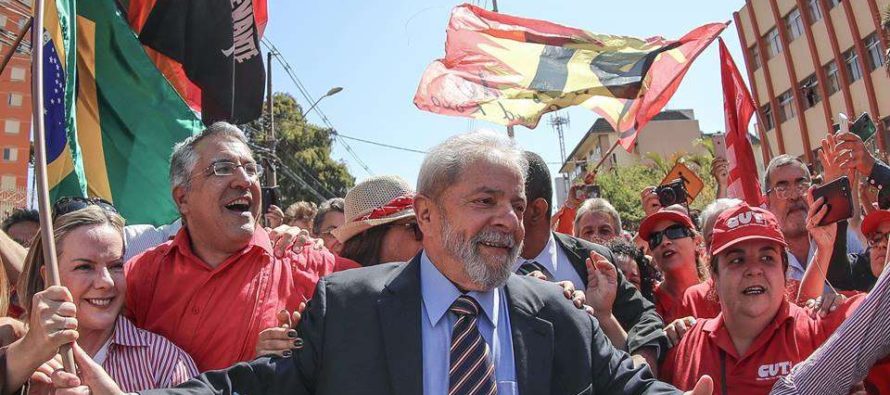 Nos braços do povo: Lula chega à sede da Justiça Federal para depoimento ao juiz Moro