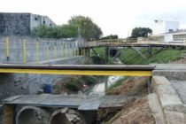 Governo Grana constrói passarela com materiais reutilizados