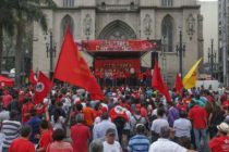 PT reúne mais de 3 mil pessoas em defesa da Democracia