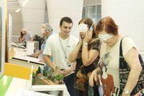 Terceira Idade visita exposição com padrões de acessibilidade universal