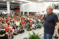 Lula, a jovens: Vocês precisam aflorar a política neste mundo novo