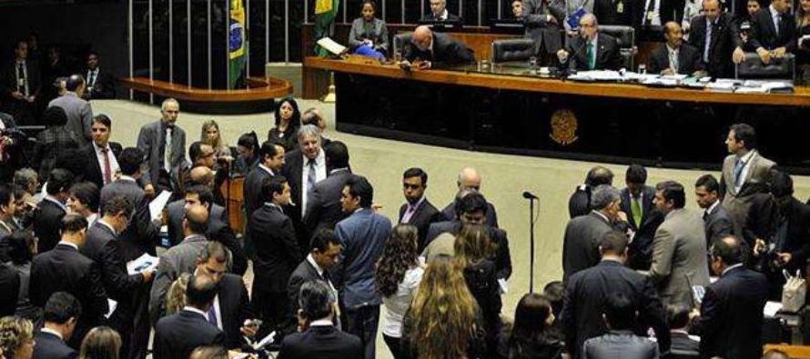 Em 2º turno, Câmara dos Deputados aprovam texto-base da reforma política