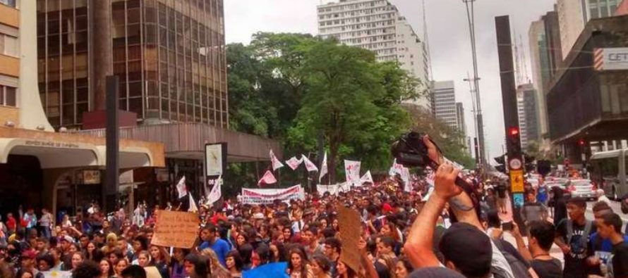 #DesGoverno: Estudantes protestam contra Alckmin e o fechamento de 150 escolas estaduais em São Paulo