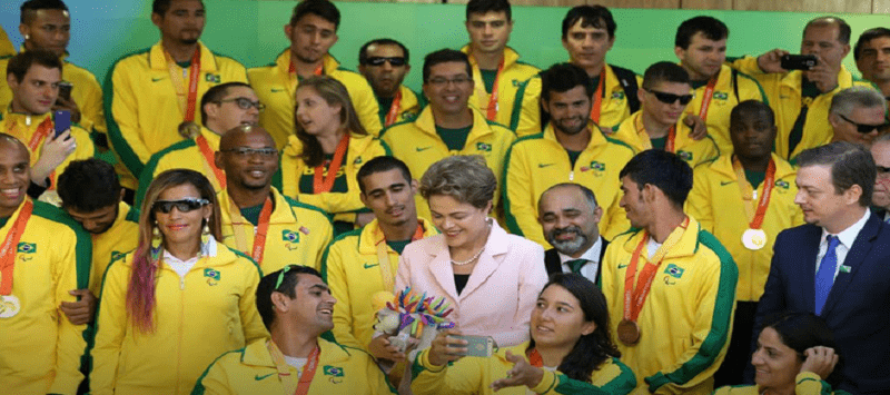 Dilma: “Os esportes coletivos mostram (…) que é possível sofrer derrotas…”