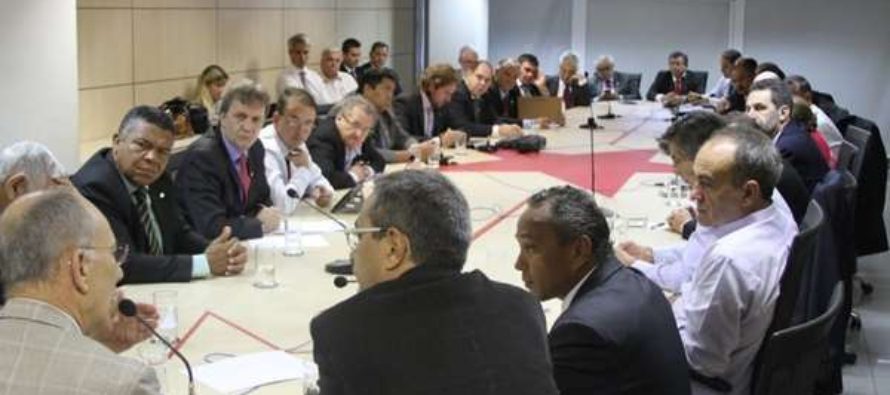 Rui Falcão se reúne com deputados petistas em Brasília