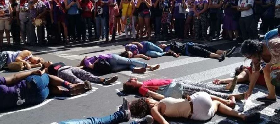 Milhares de mulheres saem às ruas em todo país contra violência e pela democracia