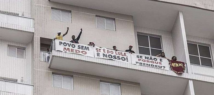 MTST ocupa tríplex em Guarujá: ‘Se é do Lula é nosso. Se não é por que prendeu?’